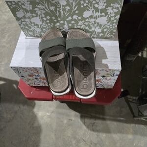 Women's Bionica size 8 sandals